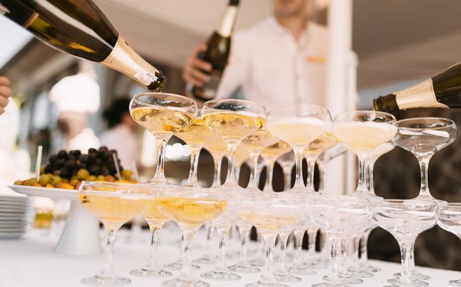Roligt sätt att servera champagne på bröllop