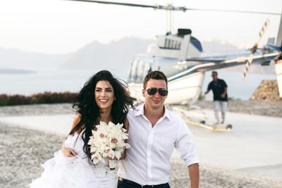 Brudpar flyger helikopter till bröllopet