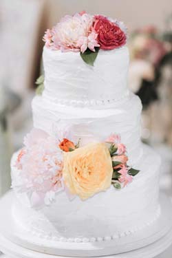 Enkel bröllopstårta dekorerad med blommor