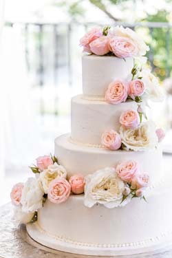 Klassisk bröllopstårta med rosor