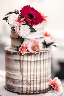 Modern bröllopstårta dekorerad med blommor