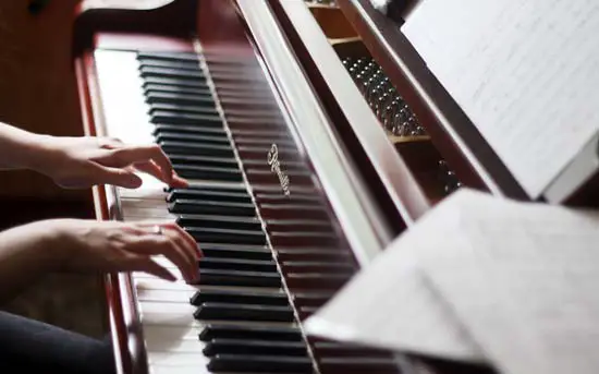 Kvinna spelar piano under vigsel