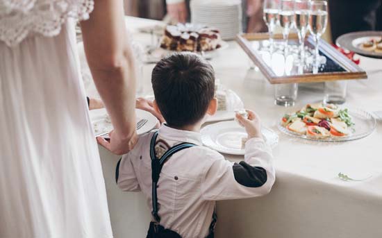 Barn äter på bröllopsbuffé