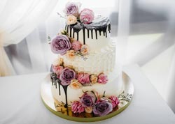 Modern bröllopstårta i klassisk stil